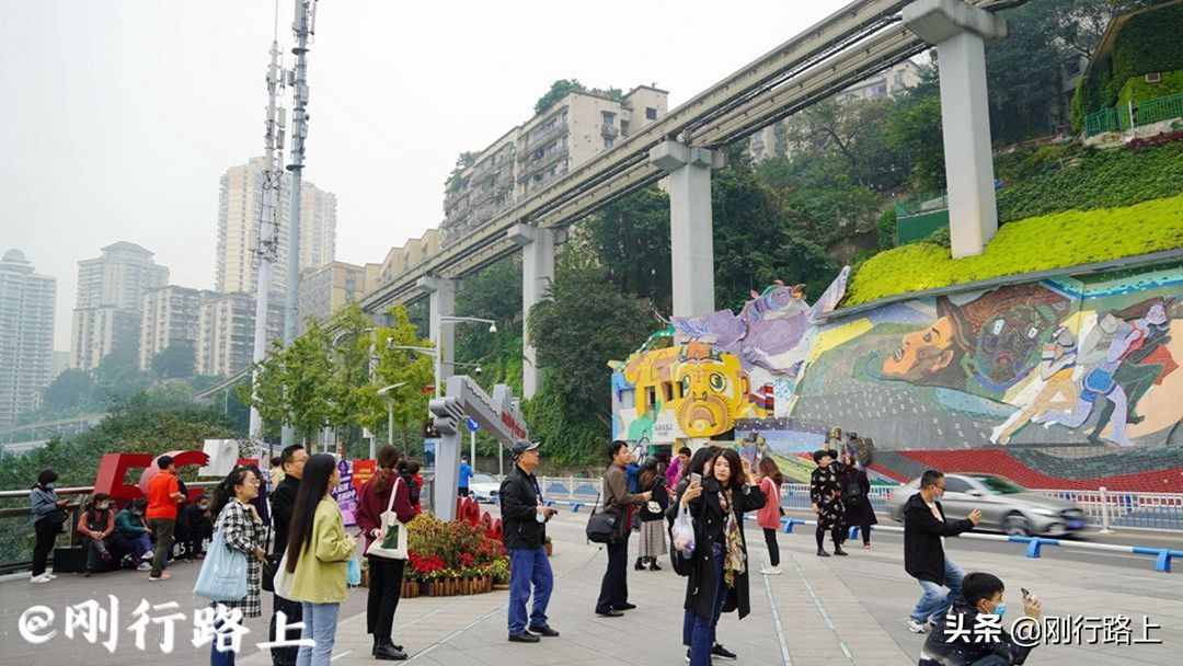 重庆地方特色宝藏打卡点，“空中列车穿楼而过”的奇特景象