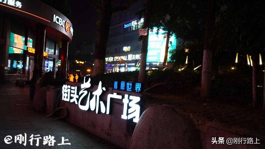 重庆地方特色宝藏打卡点，“空中列车穿楼而过”的奇特景象