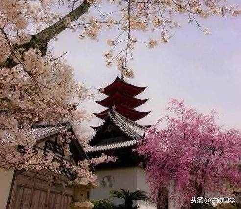 白居易写了七首诗赞美西湖，其中《钱塘湖春行》最经典