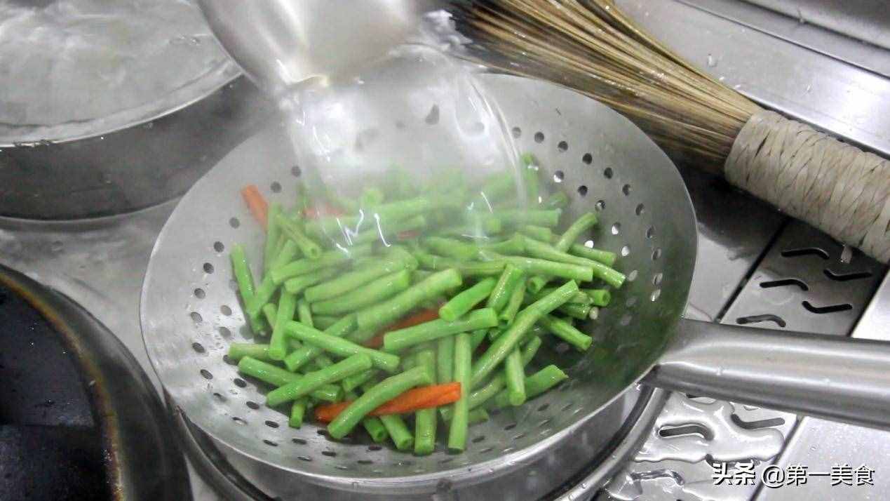 凉拌豆角好吃有技巧，豆角脆嫩不变色，蒜香浓郁味道鲜