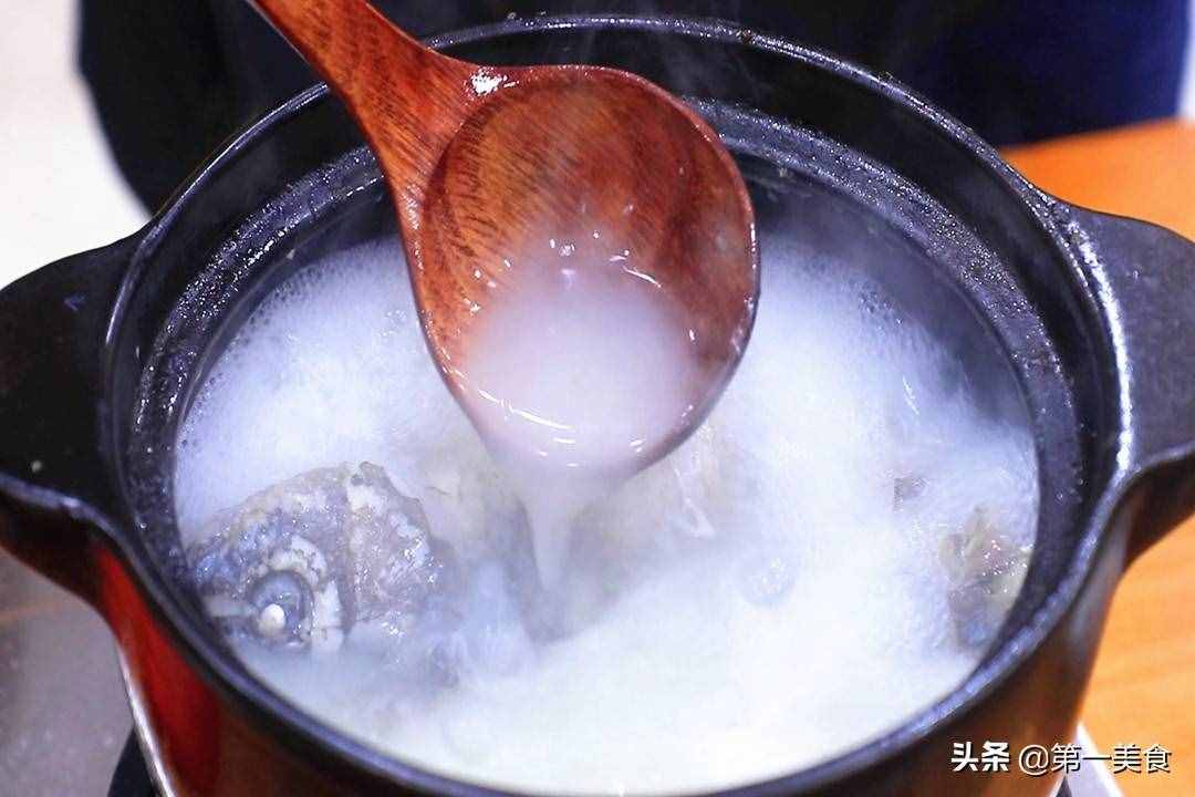 无论炖什么鱼，牢记这3点，炖出来的鱼汤又浓又白，还鲜香没腥味