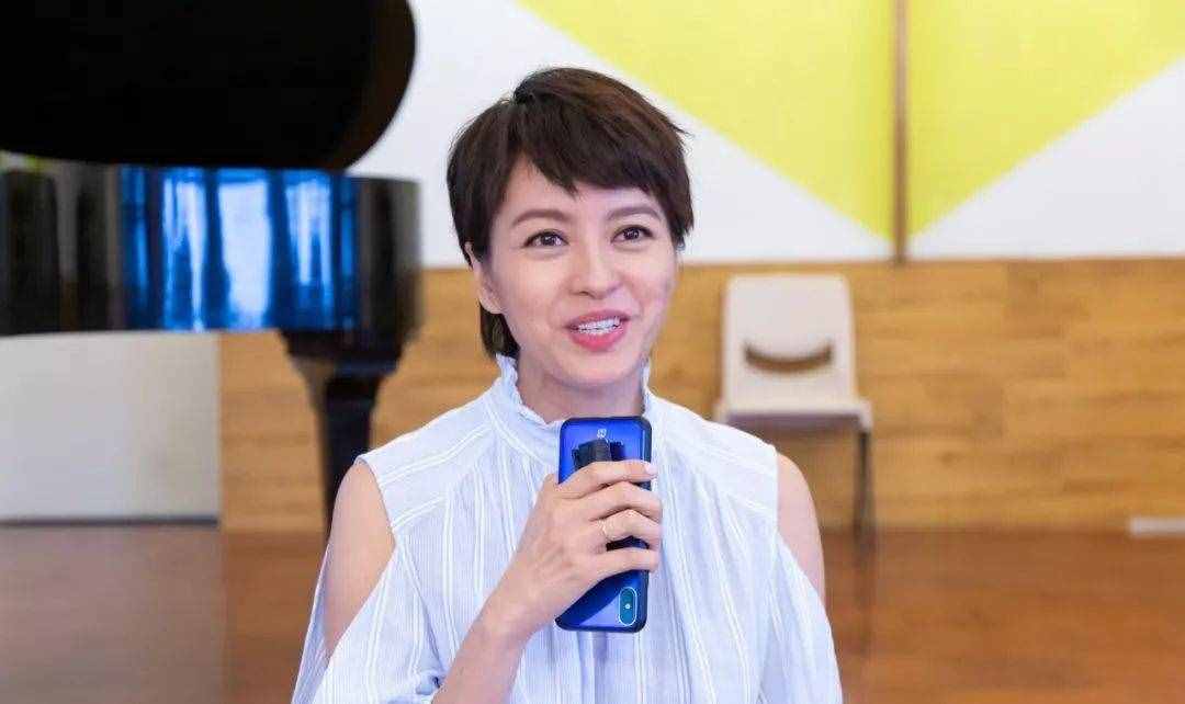 “高妹”戴眼罩感受视障人士日常 被绝美歌声震撼心灵感动落泪