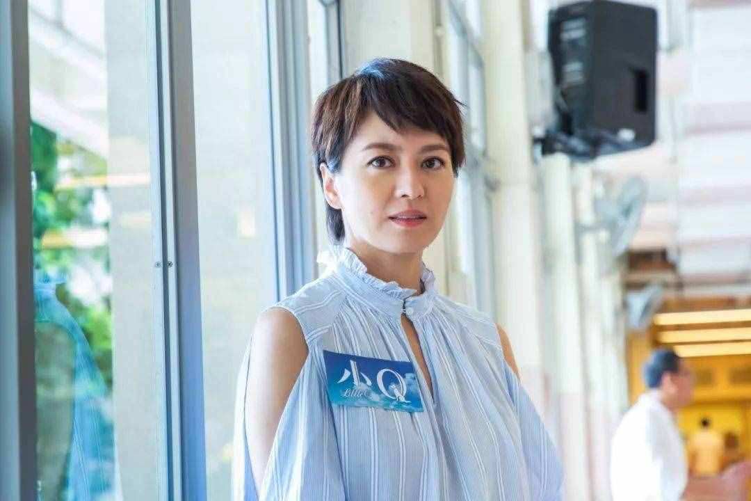 “高妹”戴眼罩感受视障人士日常 被绝美歌声震撼心灵感动落泪