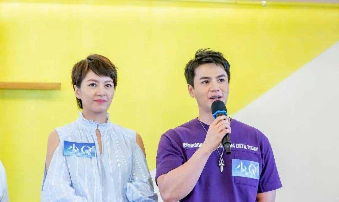 “高妹”戴眼罩感受视障人士日常 被绝美歌声震撼心灵感动落泪