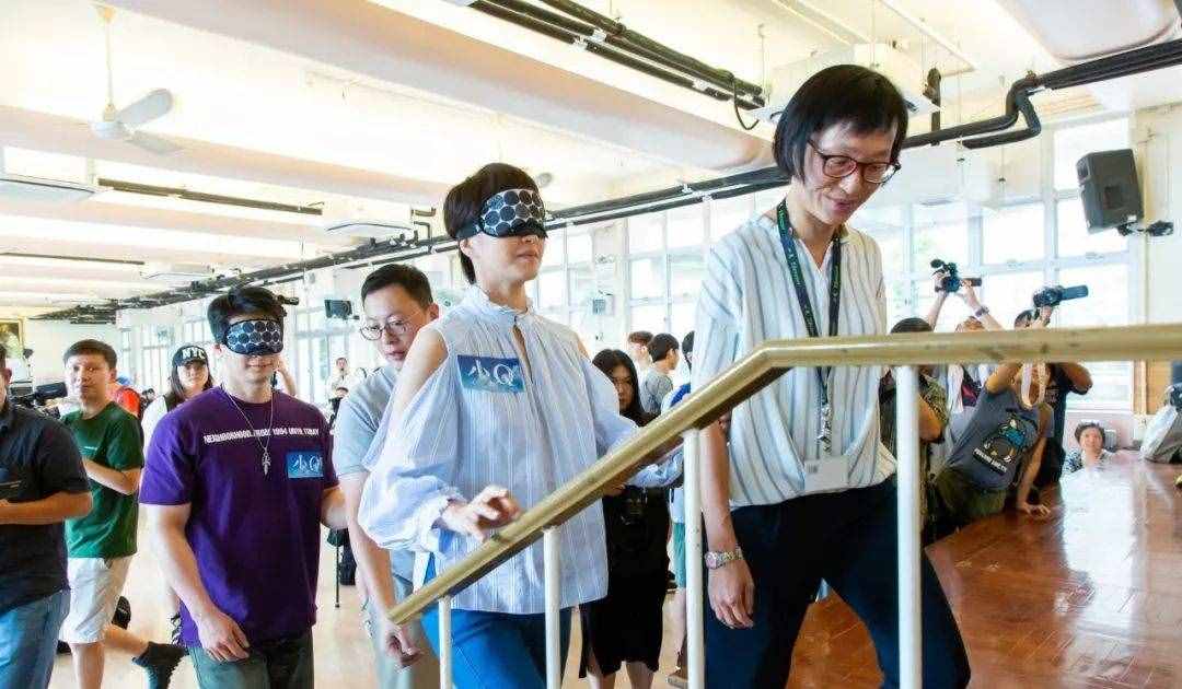 “高妹”戴眼罩感受视障人士日常 被绝美歌声震撼心灵感动落泪