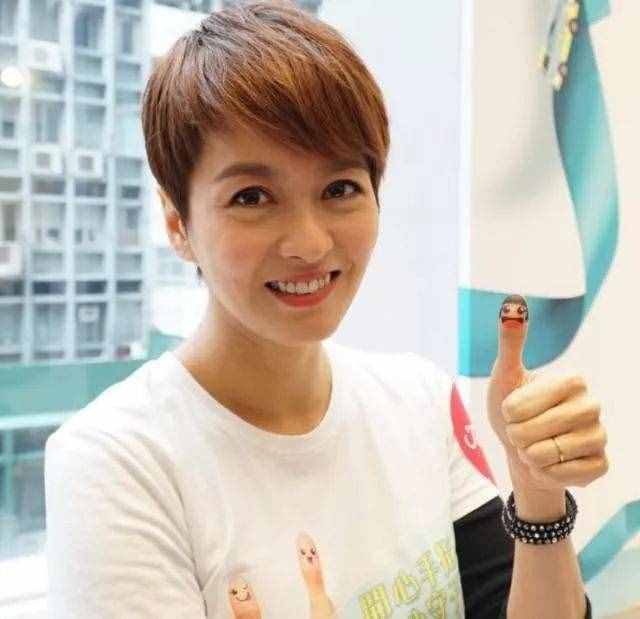 “高妹”戴眼罩感受视障人士日常 被绝美歌声震撼心灵感动落泪