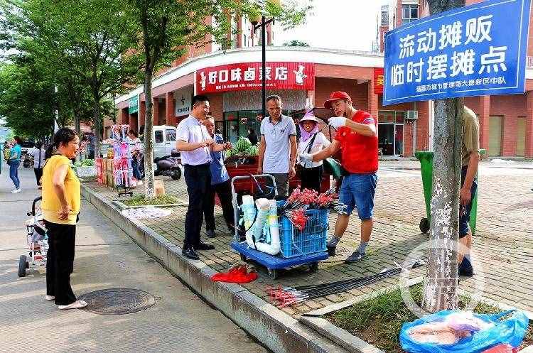 江西“城管喊商贩来摆摊”走红背后：临时摆摊点不收费，城管维持秩序
