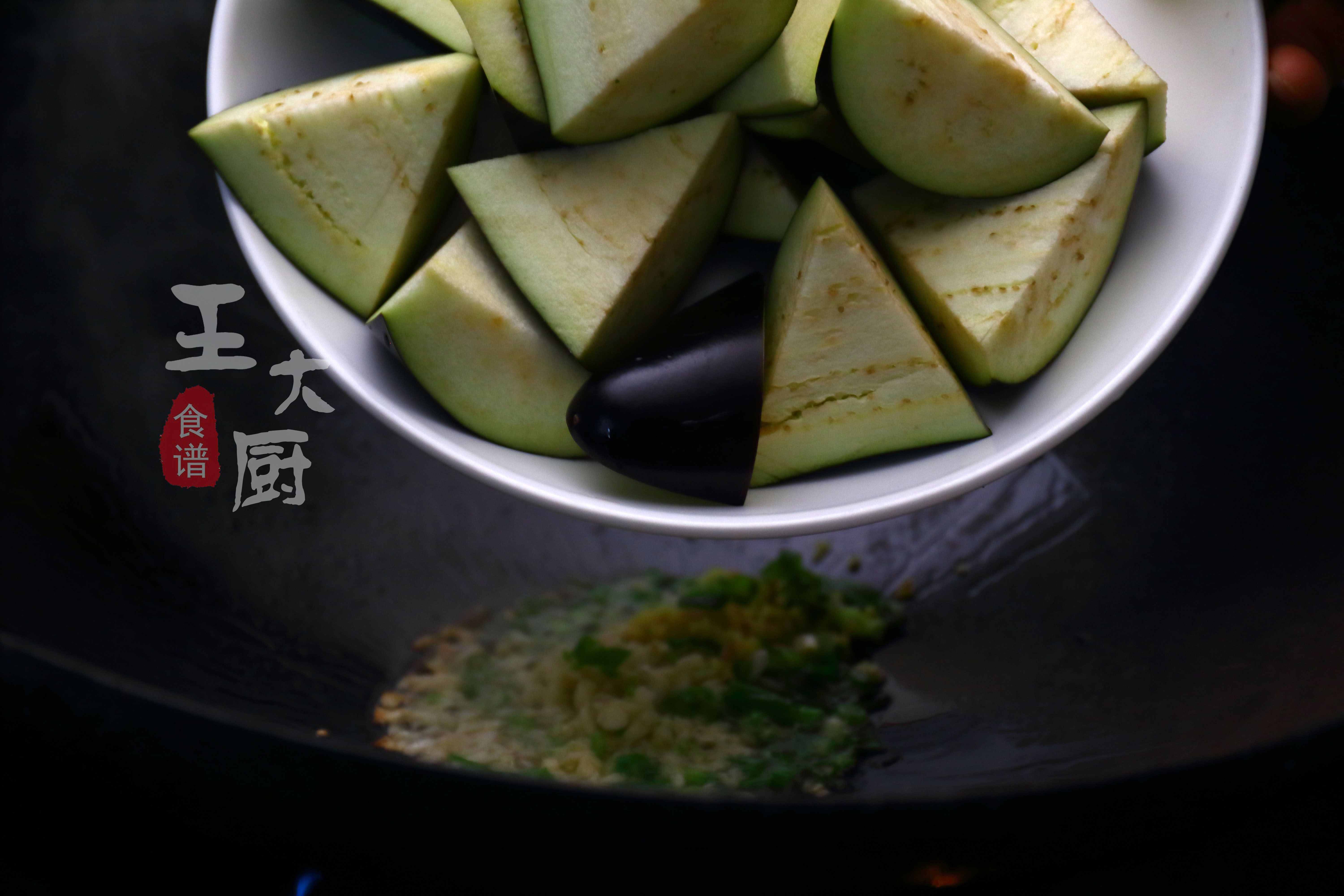番茄烧茄子，一道适合夏天的开胃菜，咸香酸甜，开胃下饭
