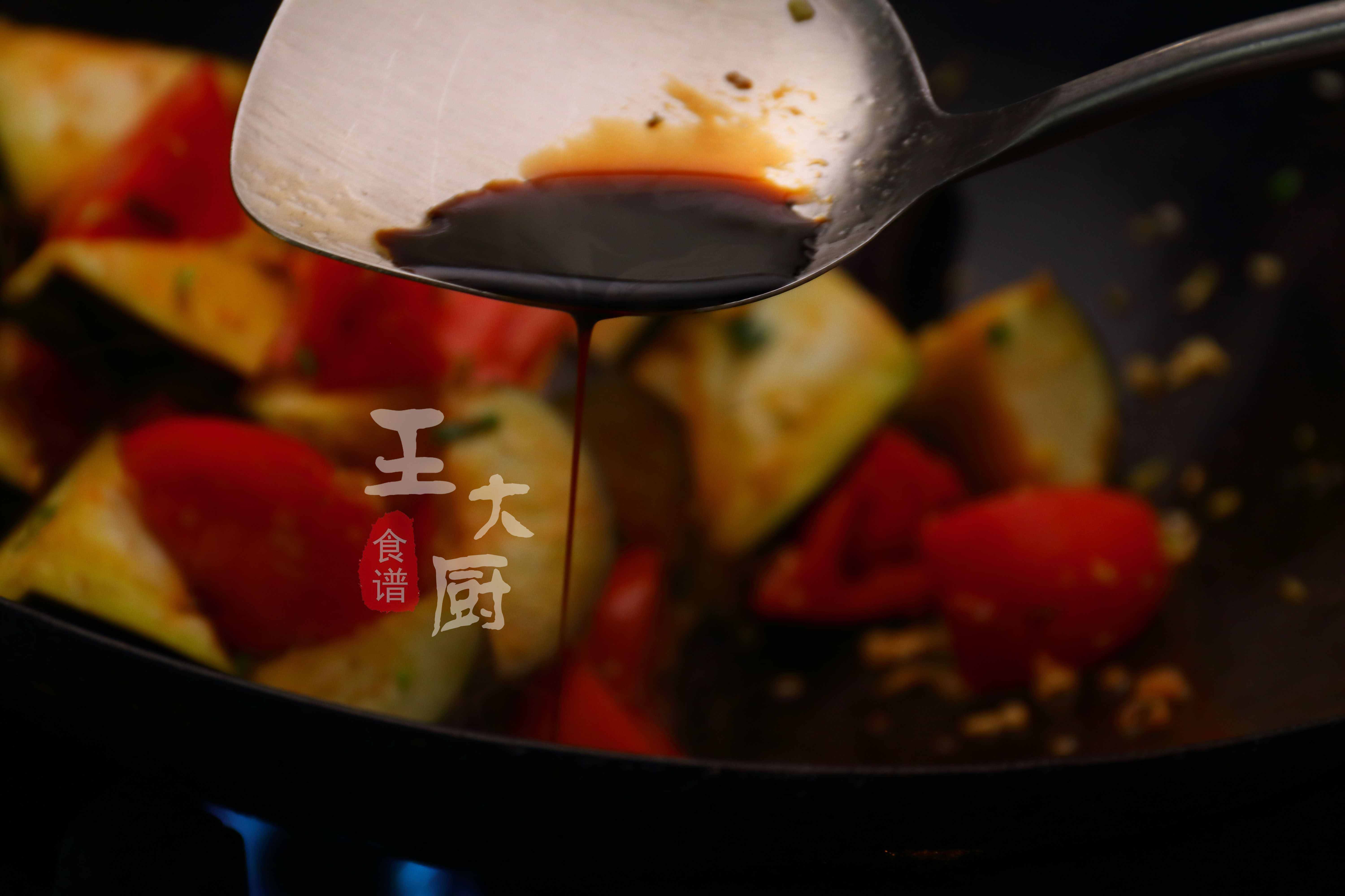 番茄烧茄子，一道适合夏天的开胃菜，咸香酸甜，开胃下饭