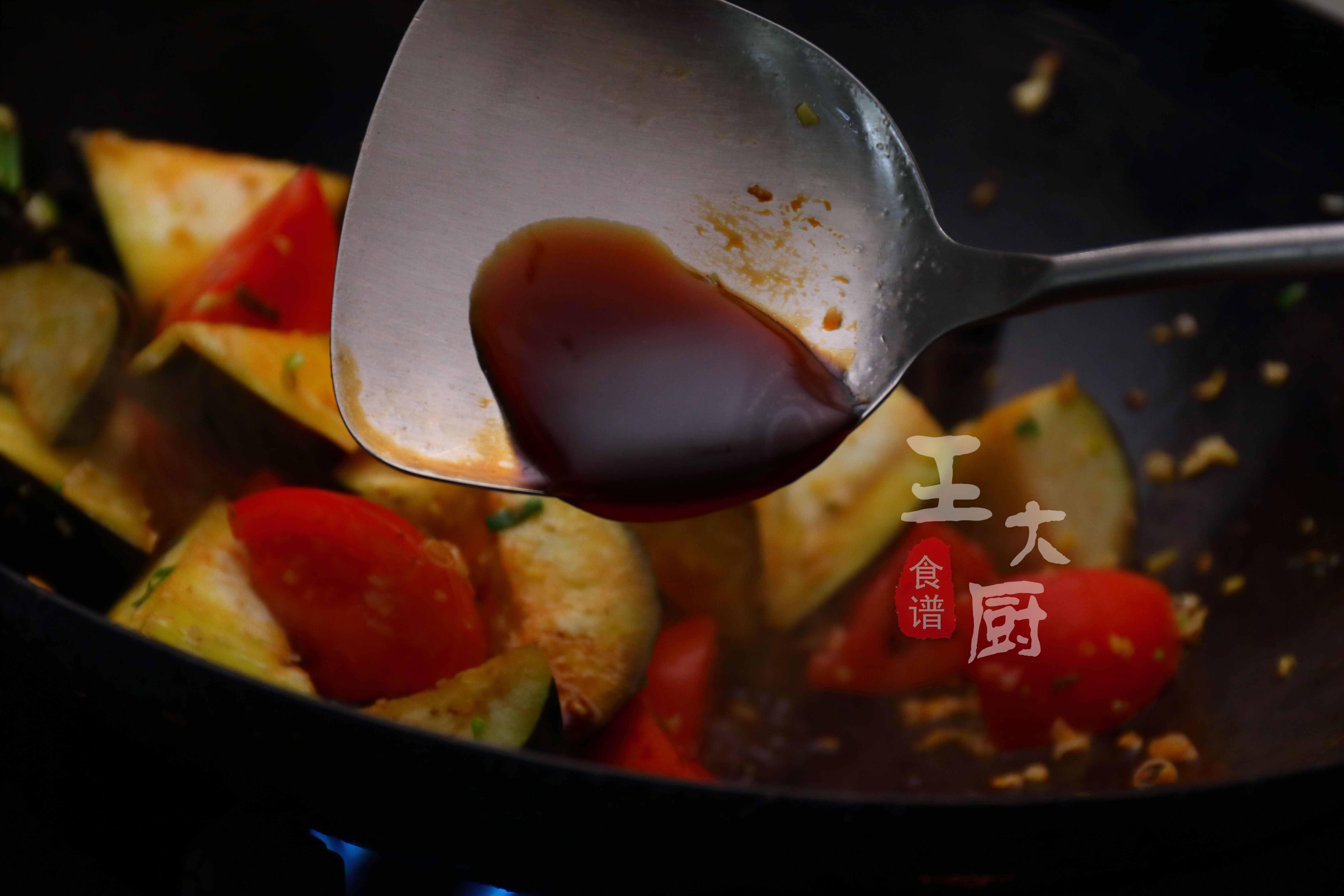 番茄烧茄子，一道适合夏天的开胃菜，咸香酸甜，开胃下饭