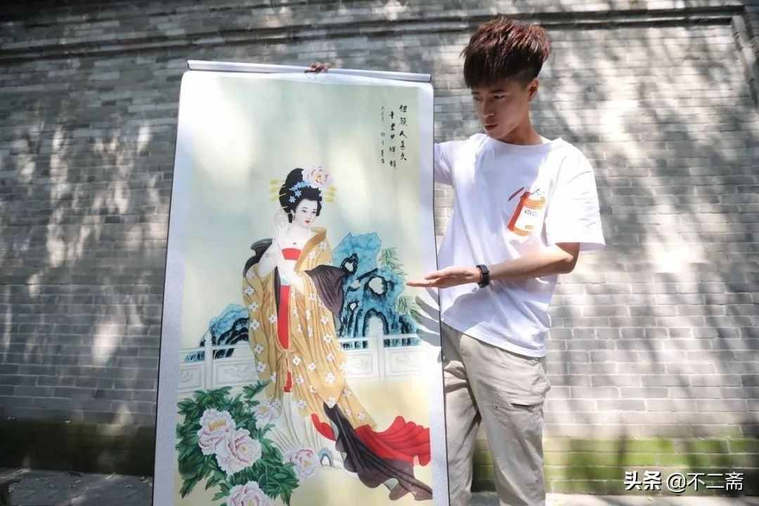 小伙子摆摊卖书画，月入5万，还收了5个徒弟，网友：人帅字画美