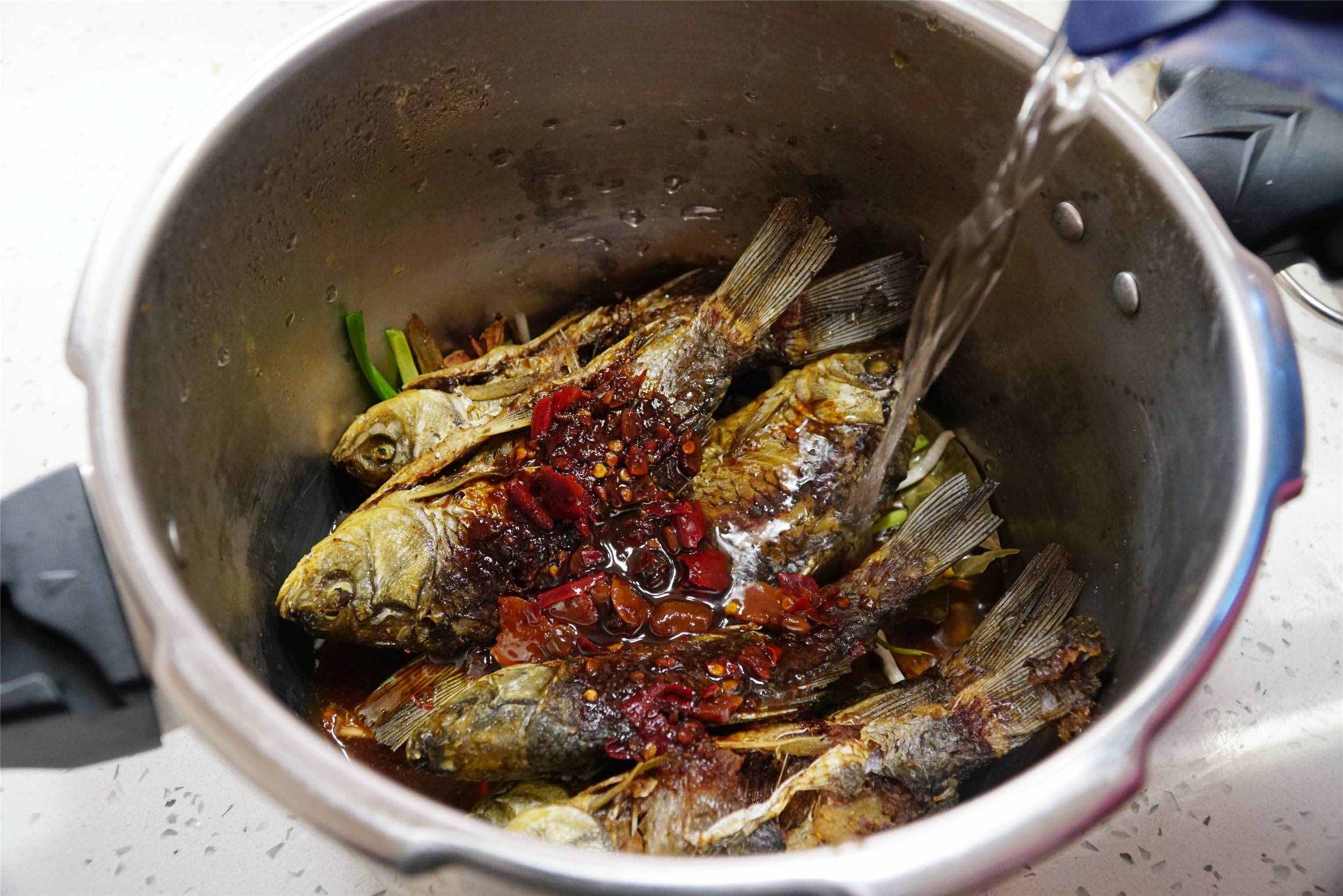 春天，鲫鱼最美味的做法，连鱼骨都好吃，味道特馋人，老少皆宜