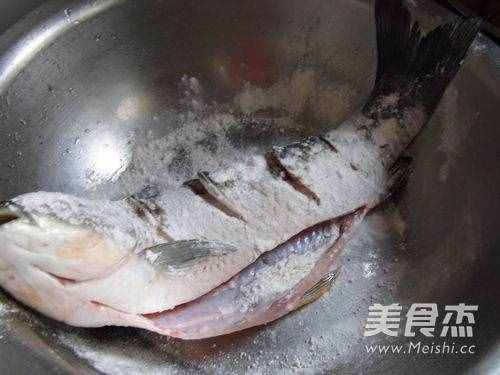 糖醋草鱼鱼的步骤
