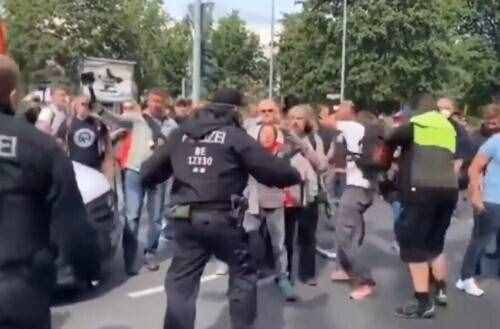 欧洲多国爆发抗议活动！民众反对疫情封锁，街头抗议人群一眼望不到头