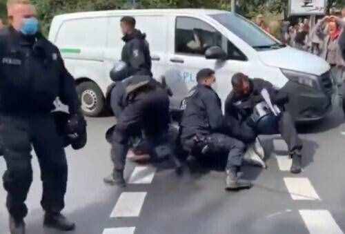 欧洲多国爆发抗议活动！民众反对疫情封锁，街头抗议人群一眼望不到头