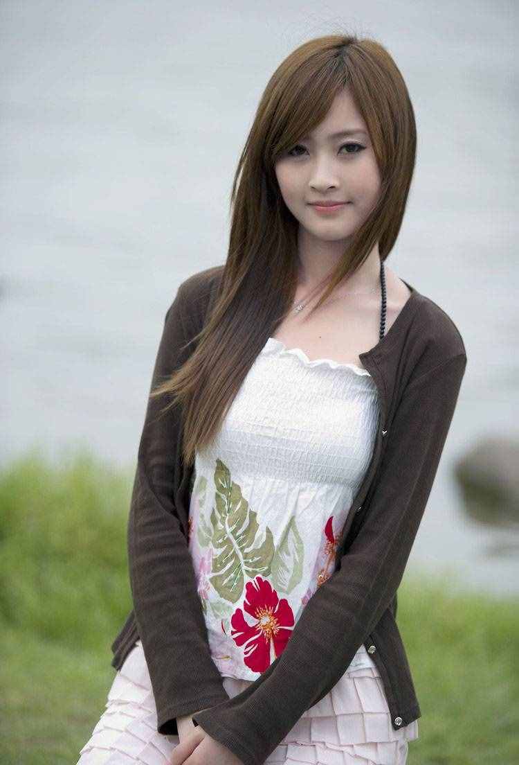 一位浑然天成的绝美佳人，绰约多逸态，轻盈不自持