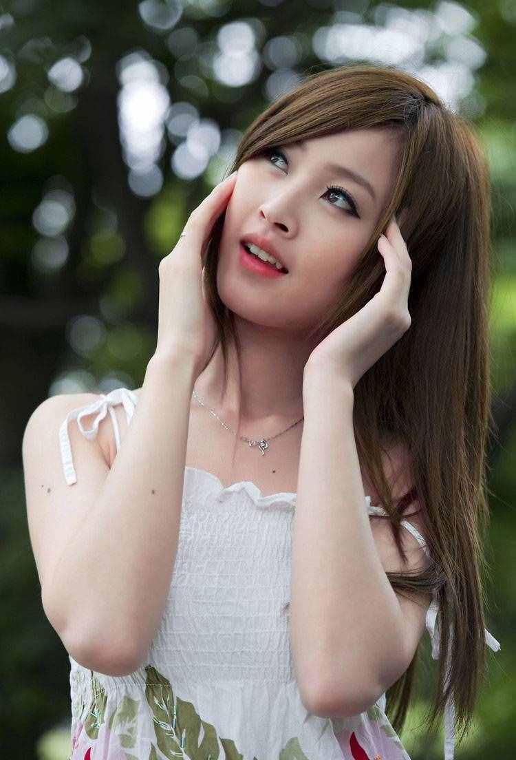 一位浑然天成的绝美佳人，绰约多逸态，轻盈不自持