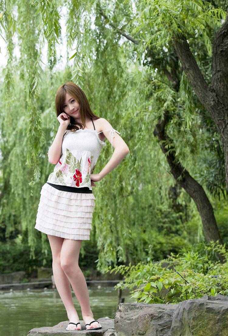 一位浑然天成的绝美佳人，绰约多逸态，轻盈不自持