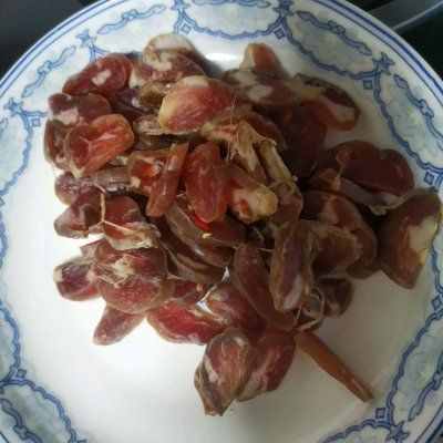 下饭神器洋葱胡萝卜炒香肠，拌饭还能吃三碗