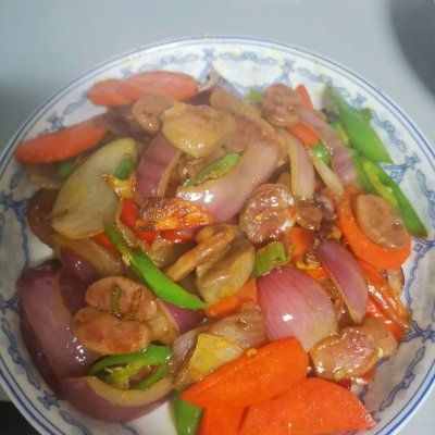 下饭神器洋葱胡萝卜炒香肠，拌饭还能吃三碗