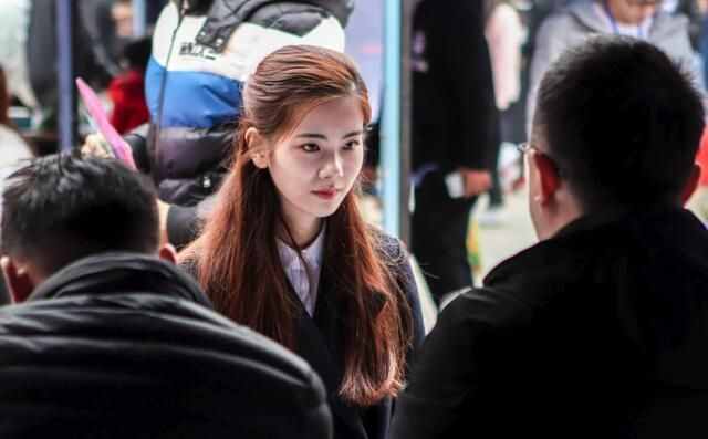 面试官：什么动物最没方向感？90后女生机智回答，成功被录用