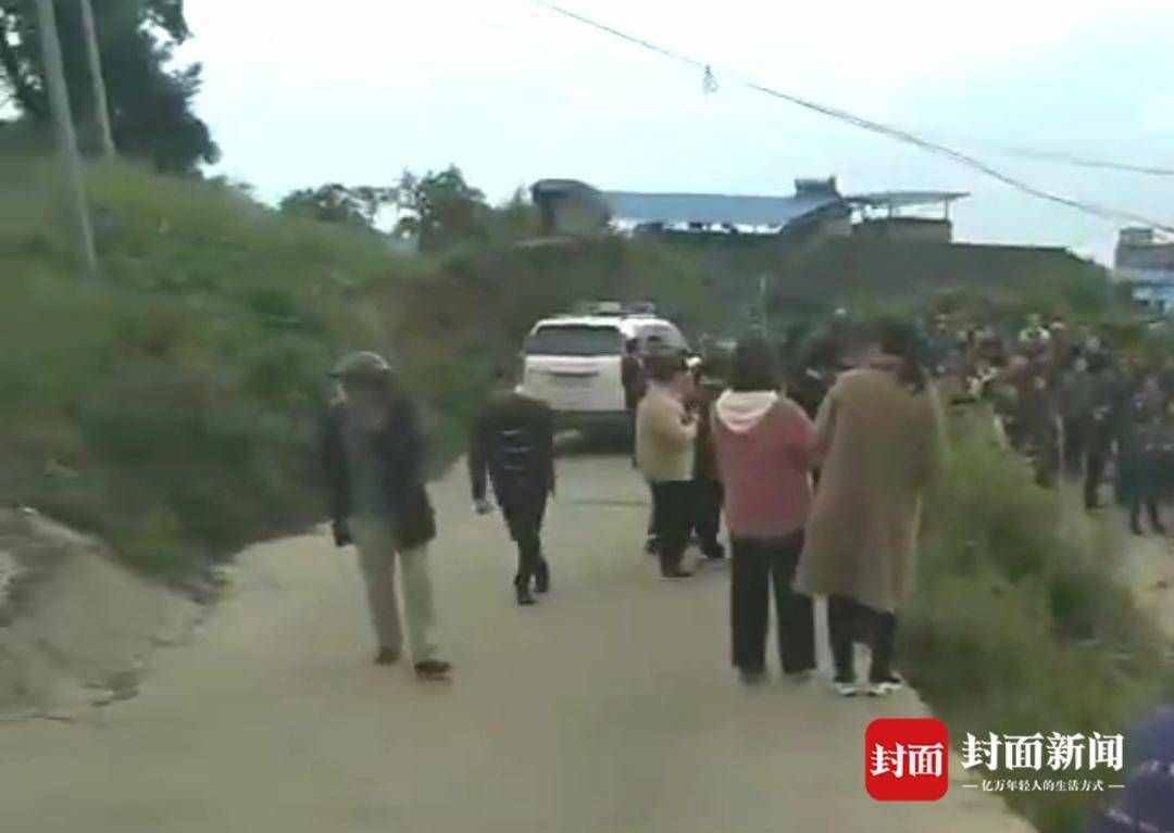 重庆一小学生上学途中被三条恶犬咬死，孩子父亲：要给死去的孩子一个说法