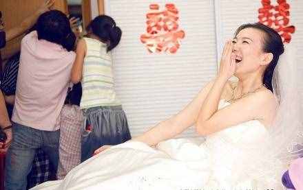 女方狮子大开口，男方当场发飙甩头就走，新郎接亲时娘家需低调