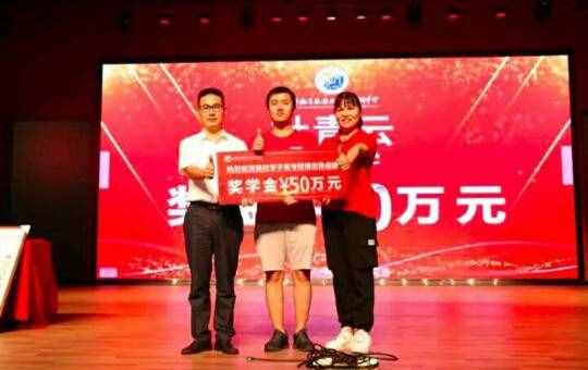718分湖南高考状元，获50万元奖学金，让这所学校高复部火了