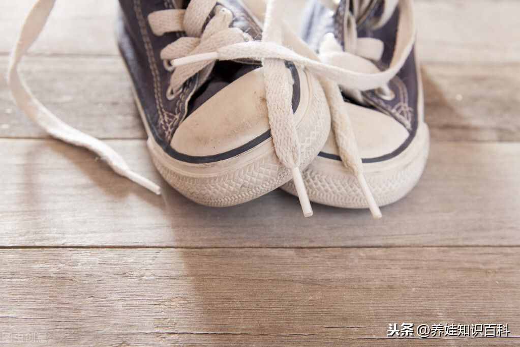 4岁小孩穿多大的鞋？欧码标准为27，具体还要考虑脚长和脚宽