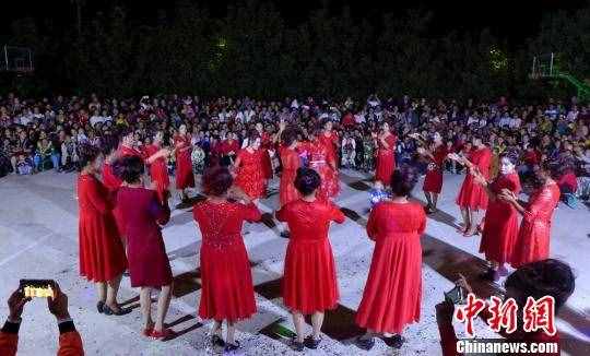 古尔邦节新疆喀什村落民众欢歌起舞（组图）