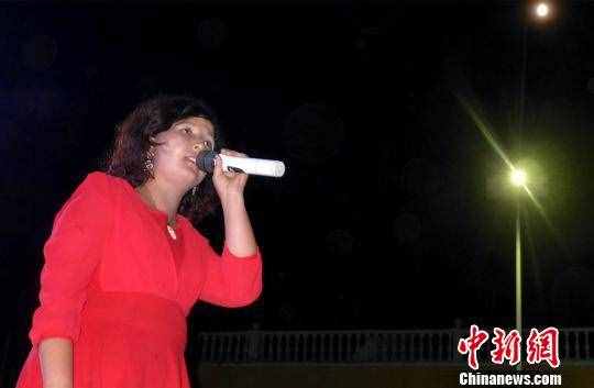 古尔邦节新疆喀什村落民众欢歌起舞（组图）