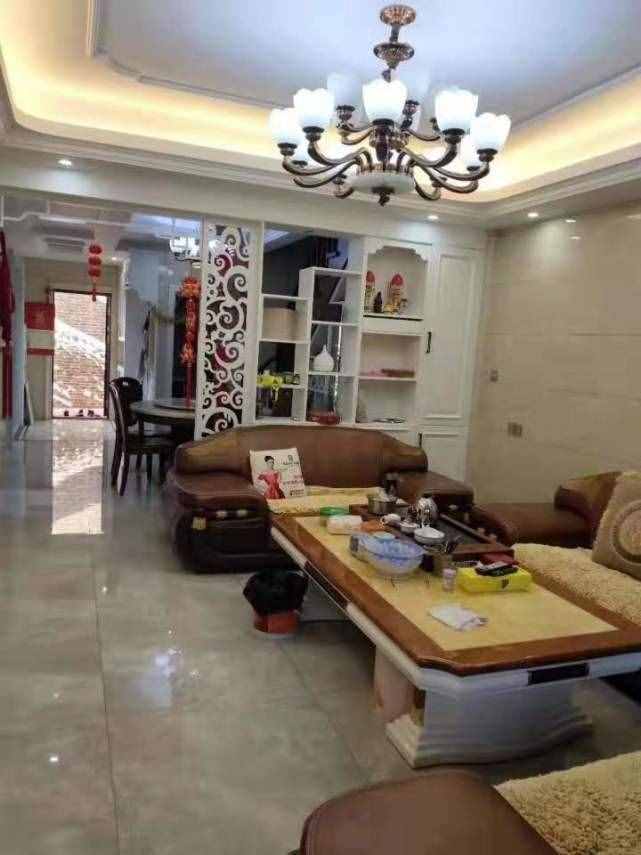 132平米的楼中楼，装修不豪华，但却是很温馨的一个家