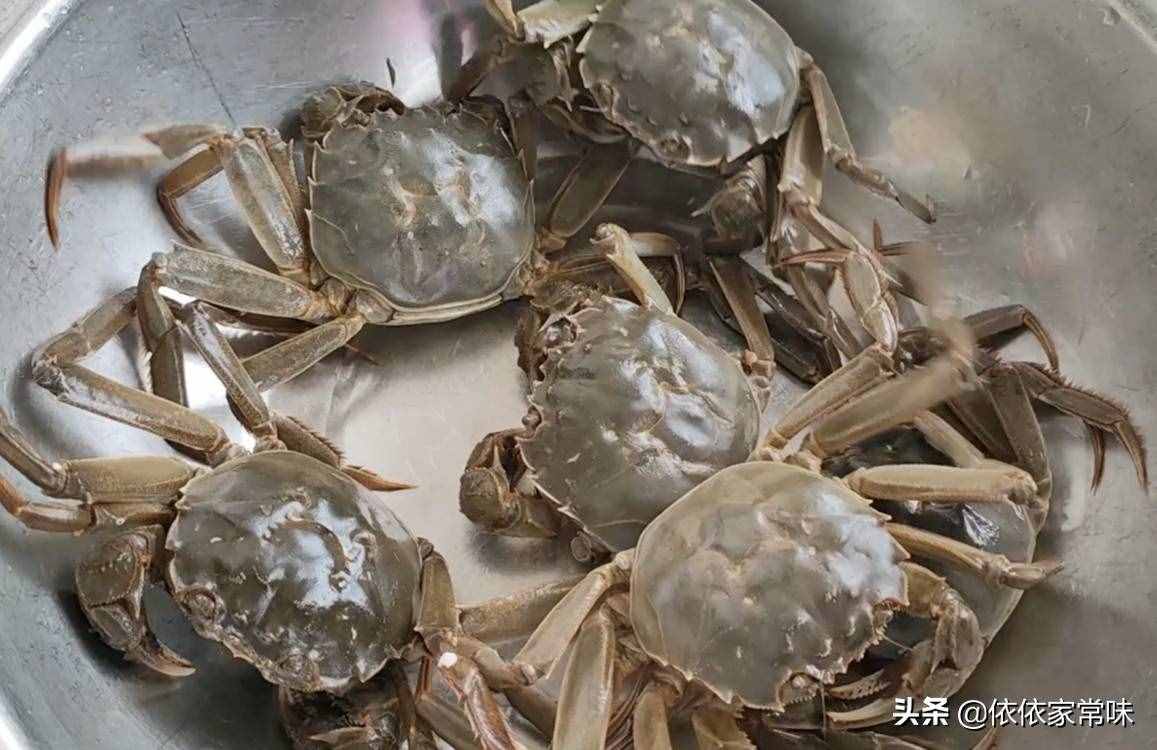 螃蟹好吃，很多人不知道怎么清洗才最干净，其实方法超简单