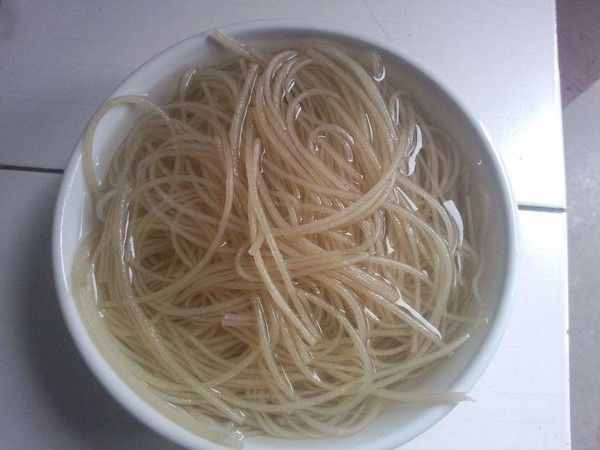 1分钟学会做正宗酸辣粉，比面条还好吃，酸辣爽口，3分钟就搞定