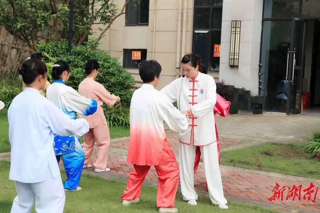 社会体育指导员培训走进机关社区 健身气功八段锦受热捧