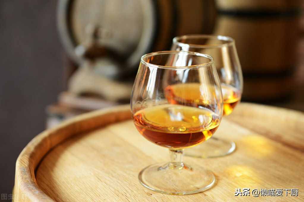 “白兰地”和“威士忌”有啥不同？喝法差很多，学会别再喝错了