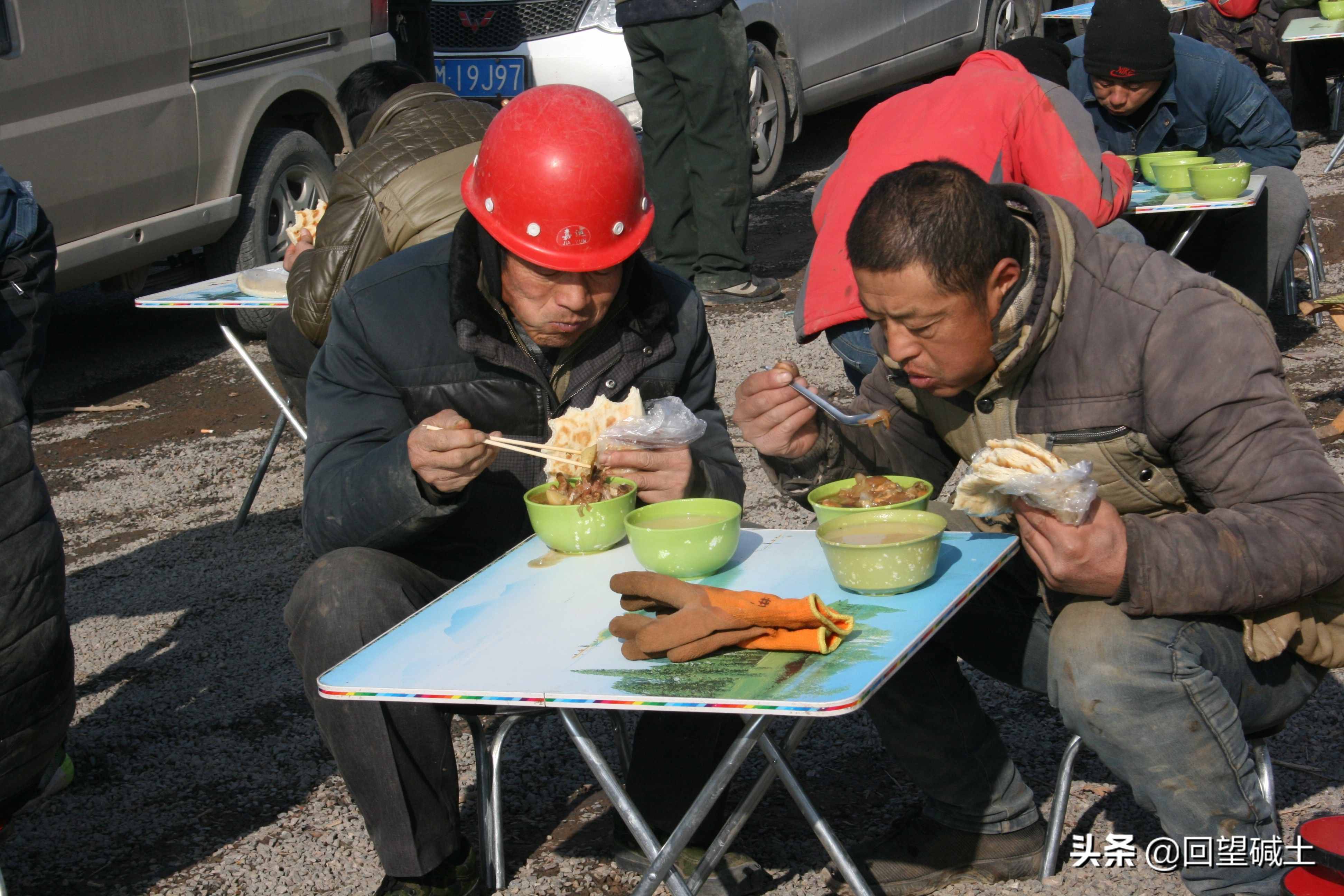 什么叫风餐露宿？ 请看这些建设者
