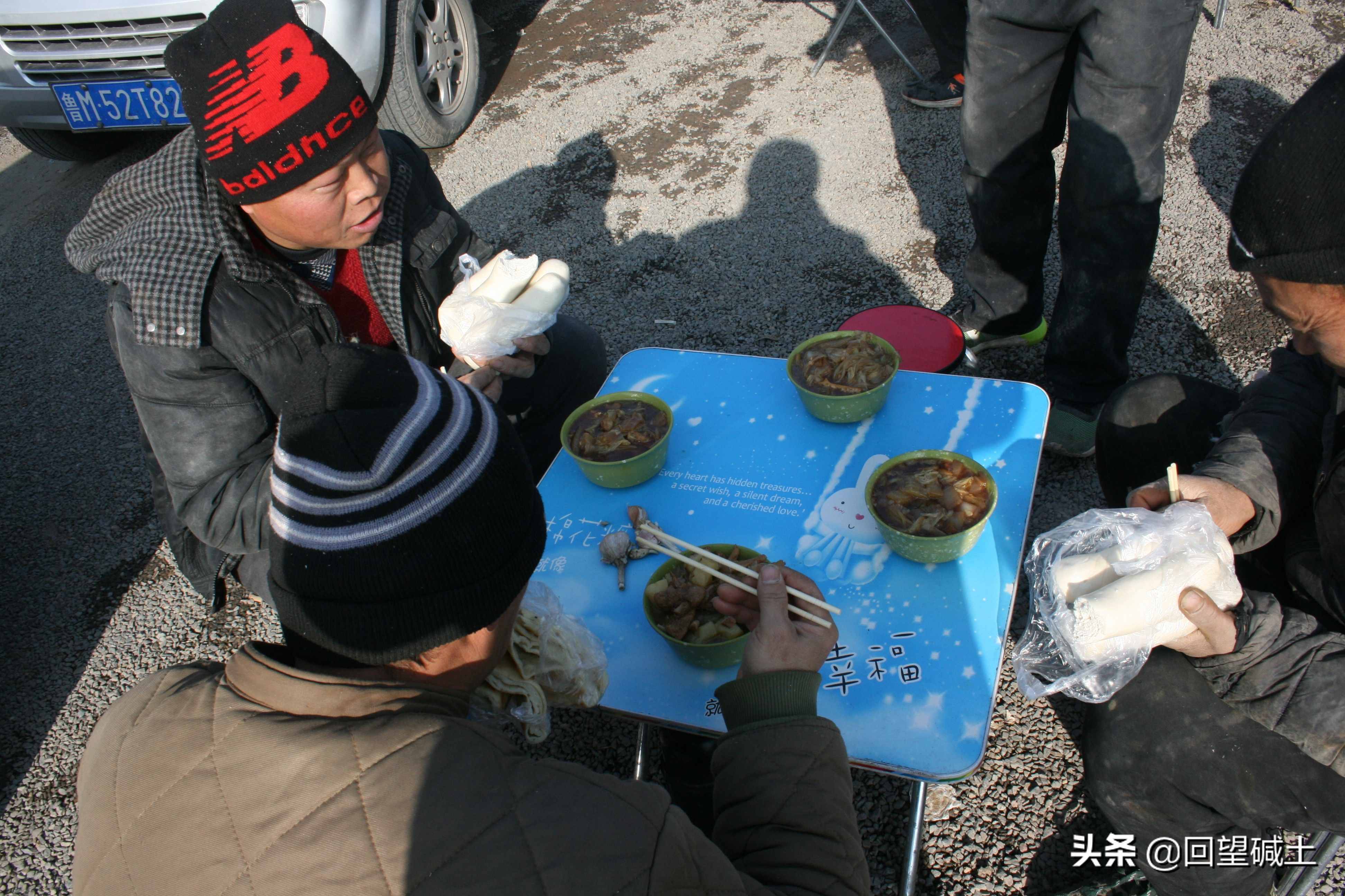 什么叫风餐露宿？ 请看这些建设者