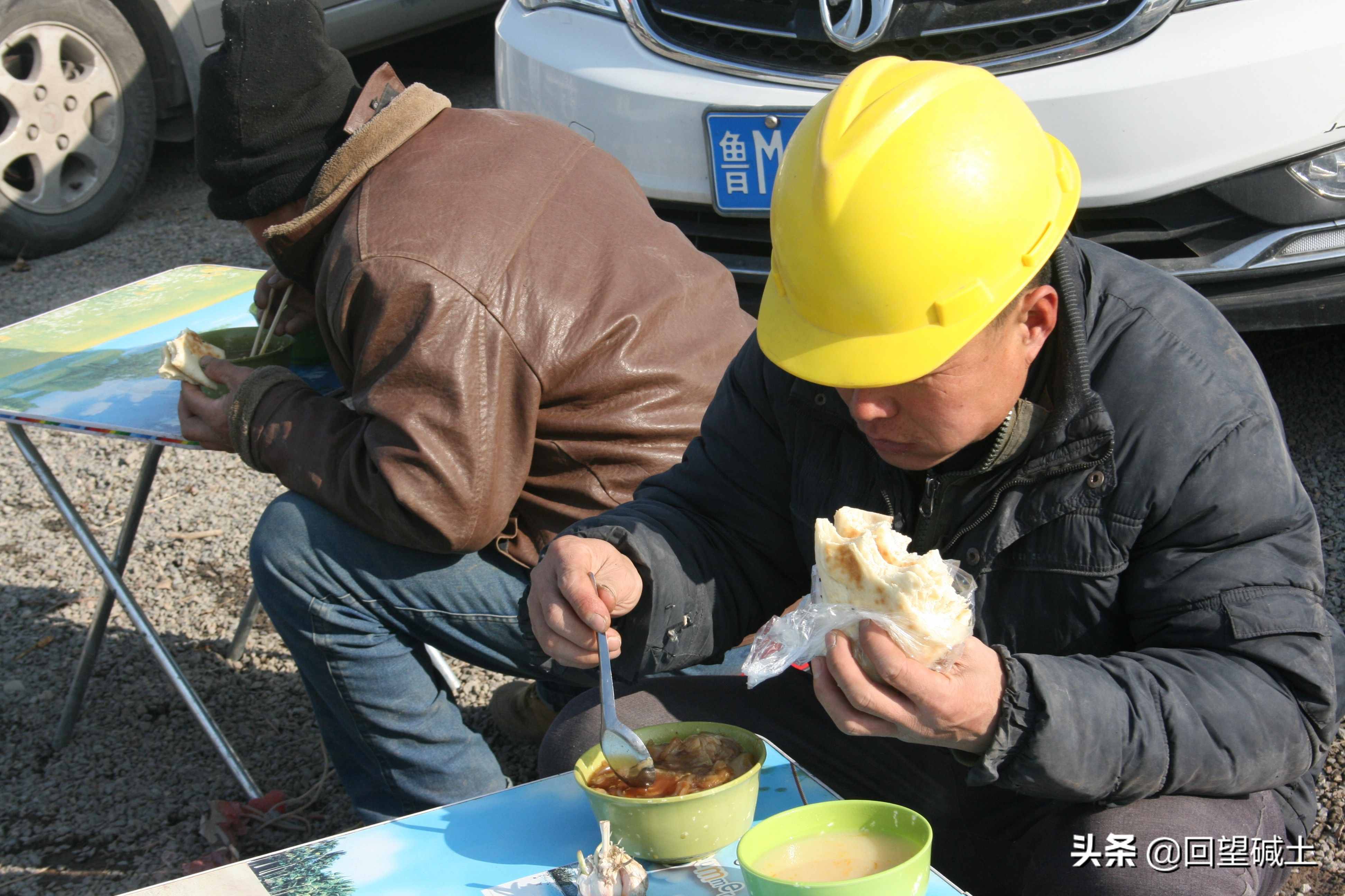 什么叫风餐露宿？ 请看这些建设者