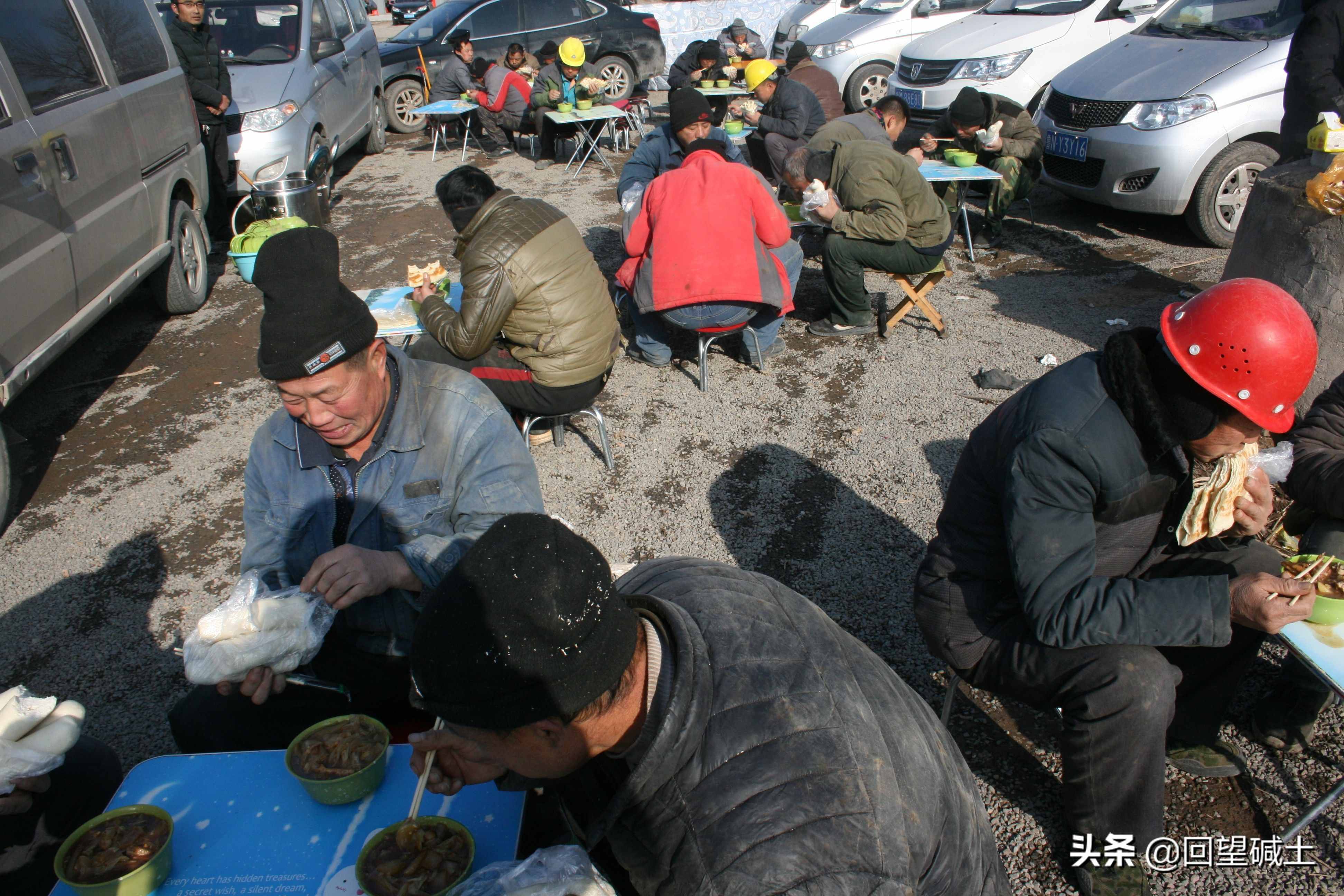 什么叫风餐露宿？ 请看这些建设者