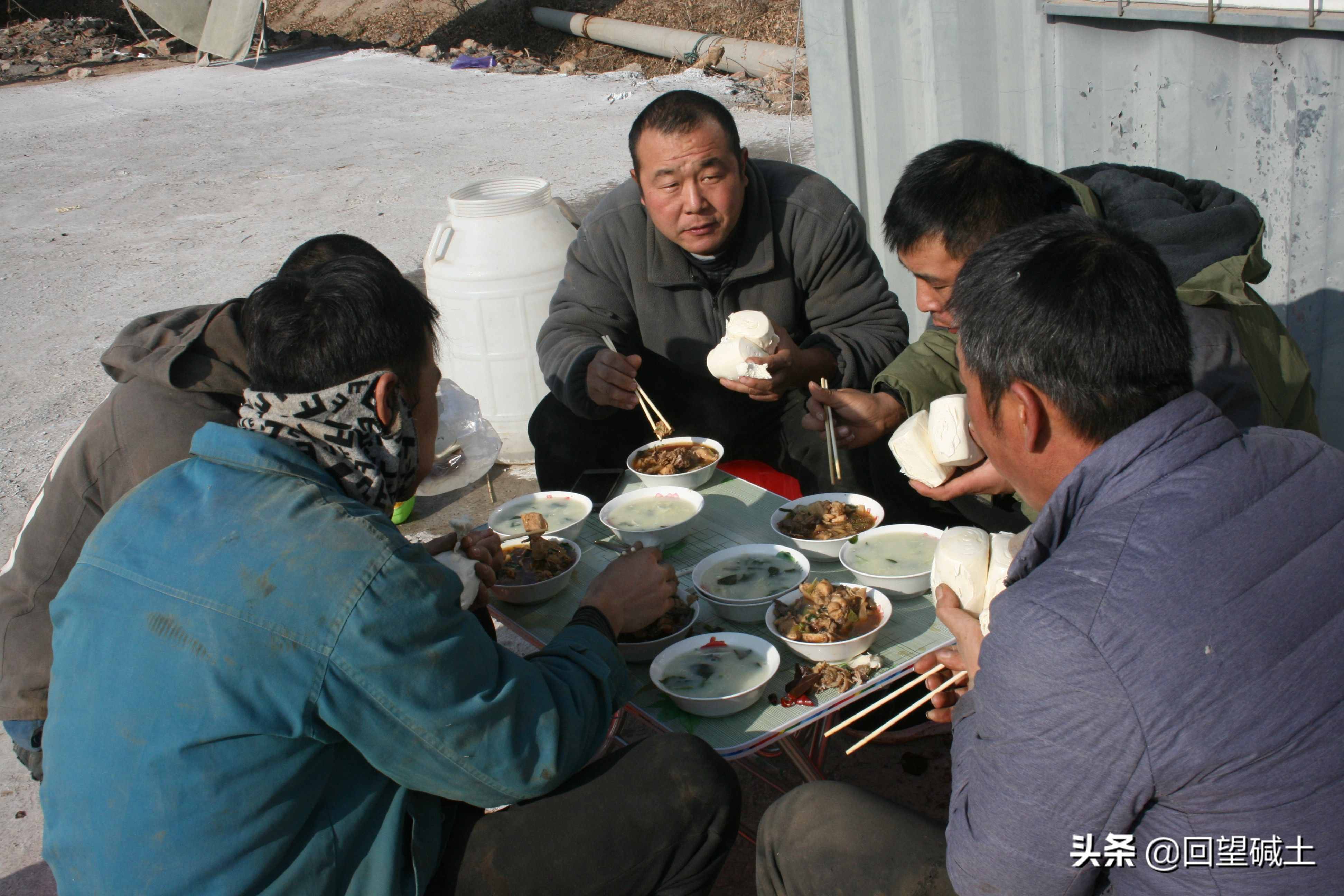 什么叫风餐露宿？ 请看这些建设者
