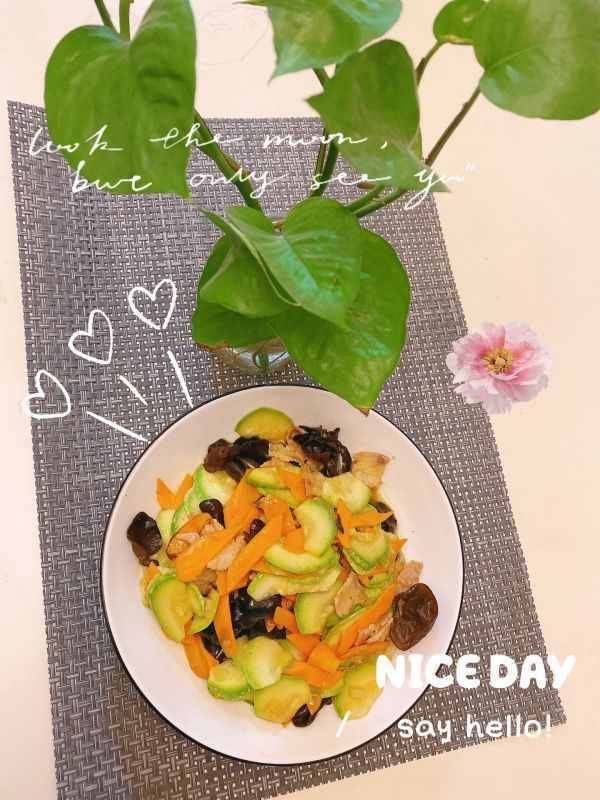 鲜味无敌的低脂西葫芦木耳炒肉片，大人小孩都爱吃