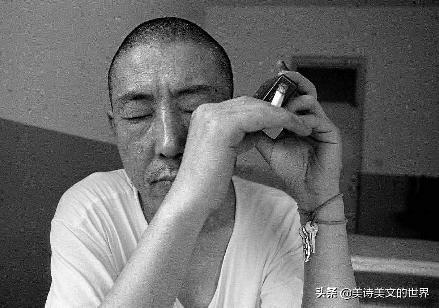 食指：10岁开始写诗，25岁确诊精神分裂，20岁写的诗风靡了50多年