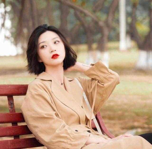 方脸女生如何变好看？短发高级，弯月眉气质又精致