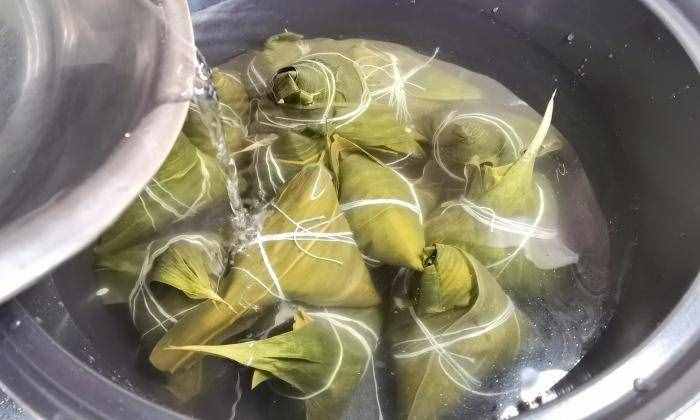 煮粽子，有人用热水，有人用冷水，教你正确做法，鲜香软糯不夹生