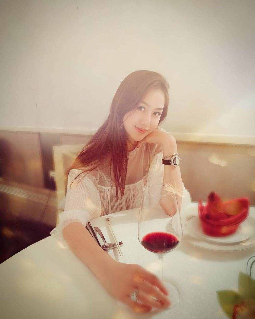 温馨时刻 孙悦爱妻陈露晒陪女儿庆生照