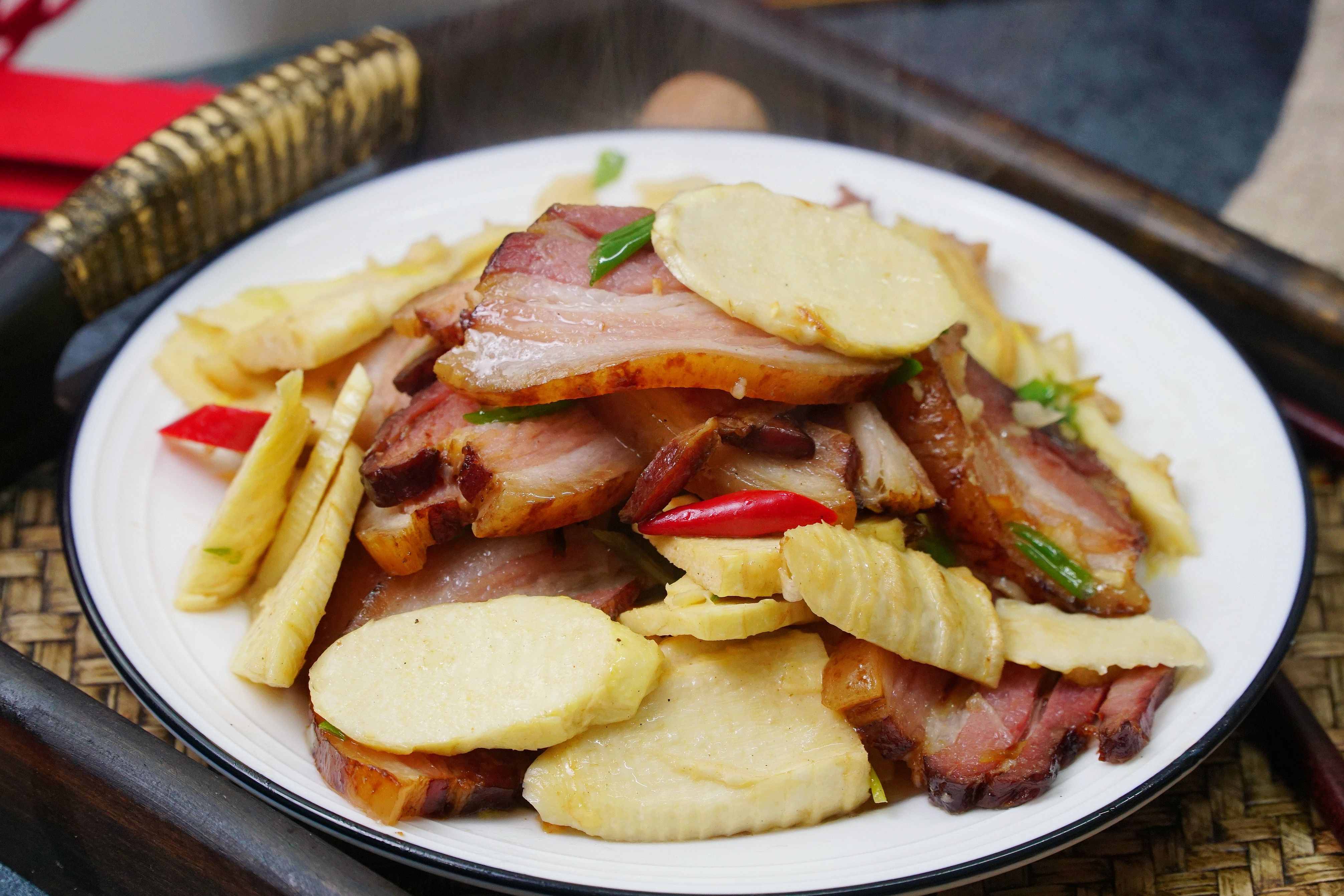 炒腊肉时，万不能直接炒，否则又咸又肥腻，教你正确吃法