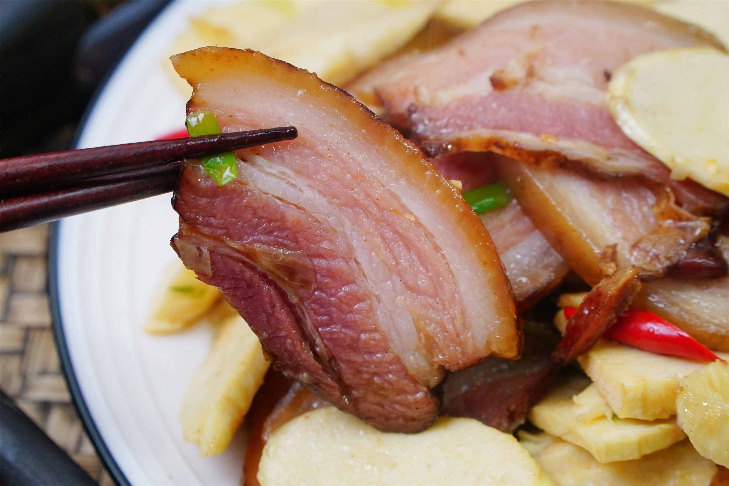 炒腊肉时，万不能直接炒，否则又咸又肥腻，教你正确吃法