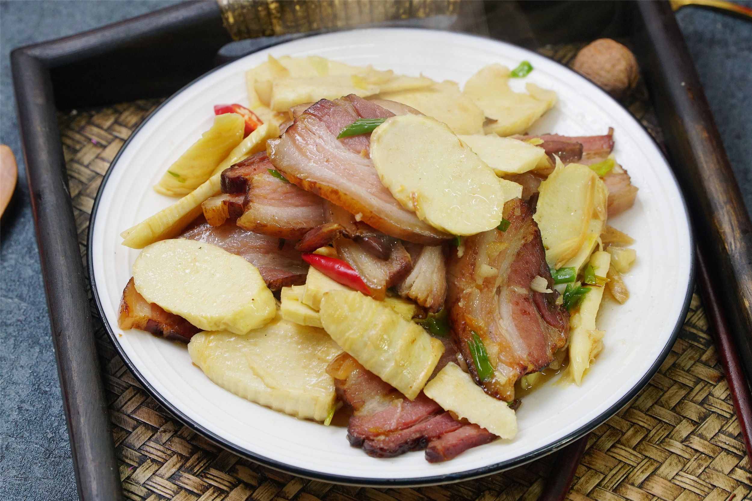 炒腊肉时，万不能直接炒，否则又咸又肥腻，教你正确吃法