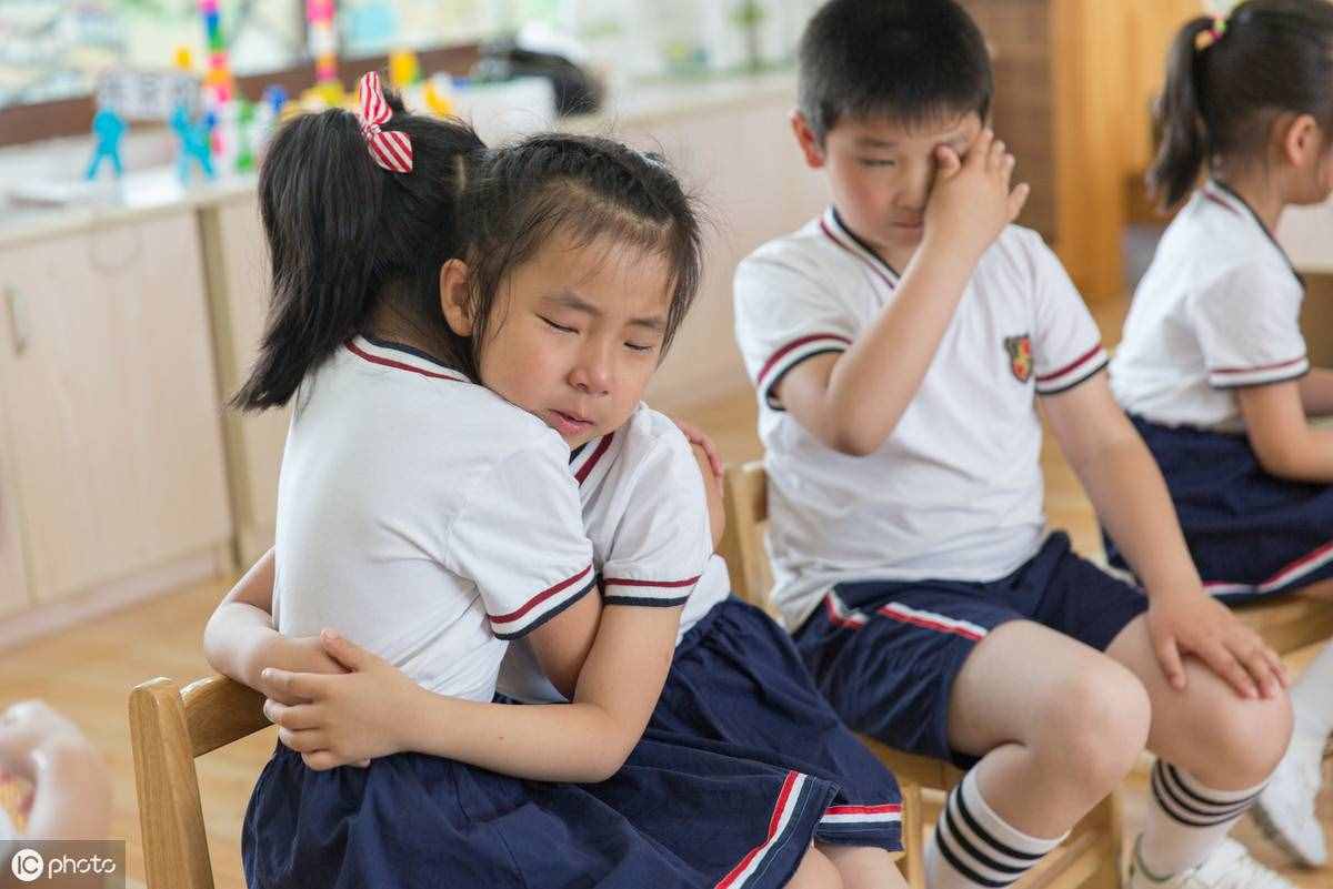 一上幼儿园就哭闹，这都是情绪惹的祸，理智家长都是这么处理的